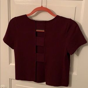 Crop t-shirt with cut-out back